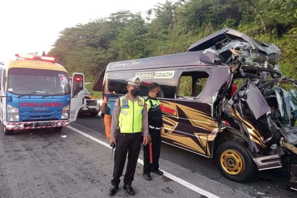 Kecelakaan Fatal di Tol Semarang‑Solo: Hiace Bentrok Truk, Dua Penumpang Tewas