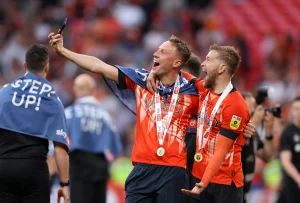 Luton Town Usai Kemenangan Ganda di Wembley, Siap Gempur Northampton demi Tempat Play‑off