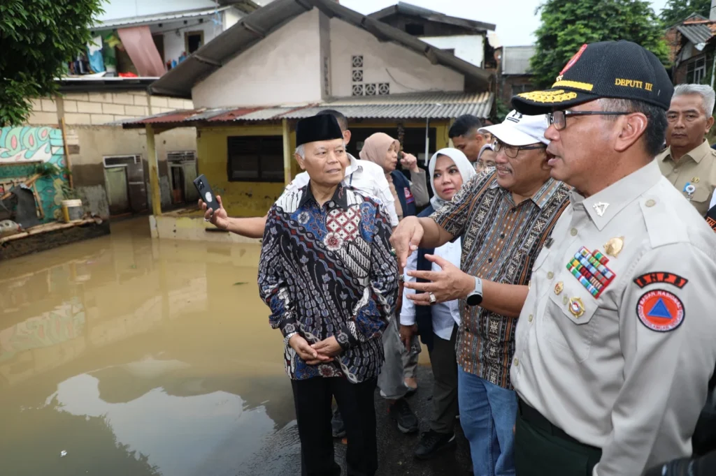 Wali Kota Solo Respati Ardi Tinjau Banjir Laweyan, Pastikan Kebutuhan Pengungsi Terpenuhi