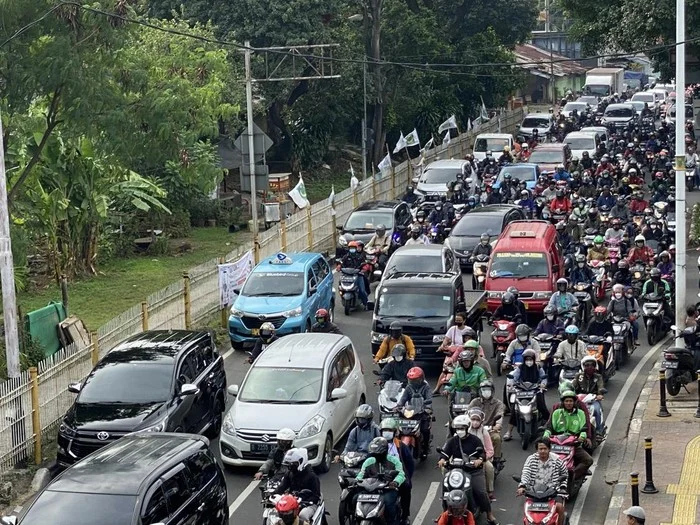 Jalan Raya Lenteng Agung Ambles, Pengendara Harus Sabar Menghadapi Kemacetan Parah