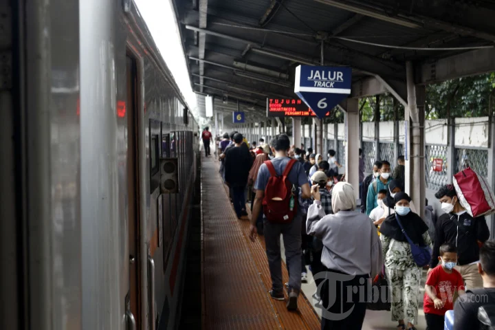 Kereta Api Jarak Jauh di Stasiun Pasar Senen Alami Keterlambatan Akibat Gangguan Operasional