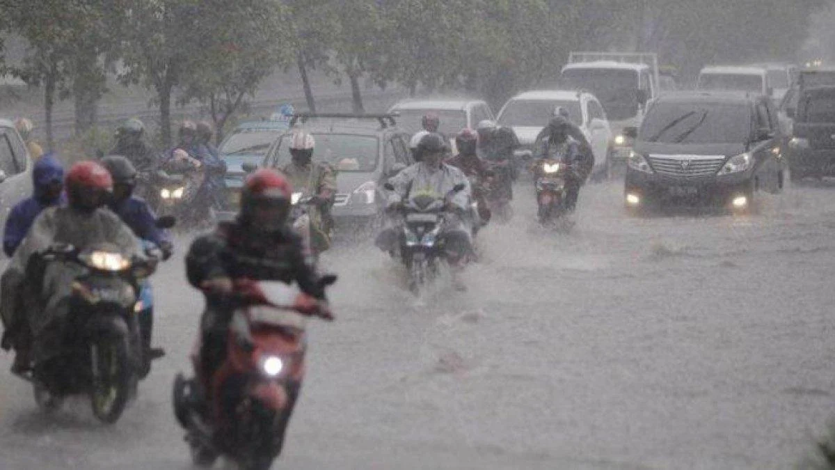 Cuaca Ekstrem di Indonesia: Hujan Petir dan Panas Lembab Mengancam