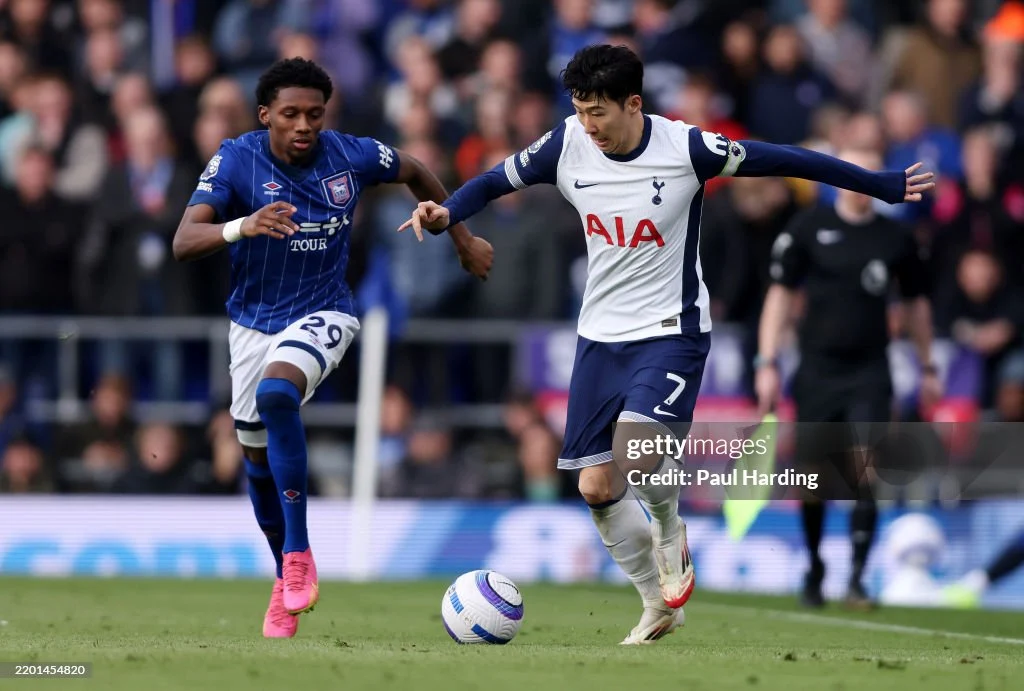 Pertandingan Premier League: Ipswich Town Mengalami Perubahan Manajemen dan Tottenham Hotspur Incar Pemain Muda
