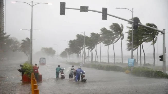 Ramalan Cuaca: Hujan dan Angin Kencang Menghantam Pulau Selatan