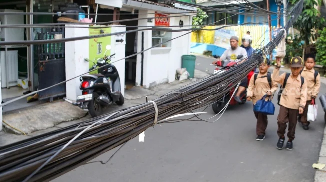 Ancaman Nyata Warga Jakarta, Kabel PLN yang Menjuntai di Jalanan