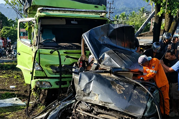 Kecelakaan Maut di Berbagai Daerah: Sopir Tewas dan Kecelakaan Beruntun