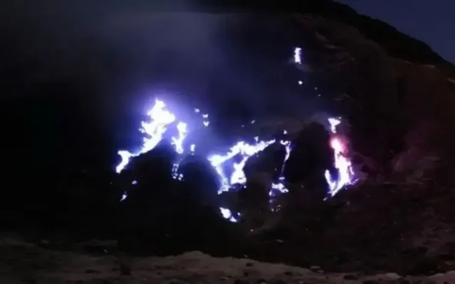 Blue Fire Gunung Papandayan Gegerkan Garut, Bupati Peringatkan Bahaya Racun dan Desak Evaluasi Menyeluruh