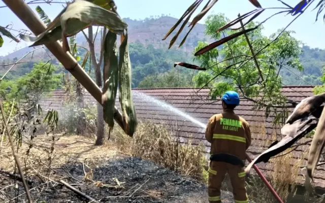 Kebakaran Lahan Bambu di Garut Berhasil Dipadamkan, Aset Rp350 Juta Selamat
