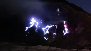 PVMBG Cek Blue Fire di Papandayan, Aktivitas Vulkanik Dipastikan Normal