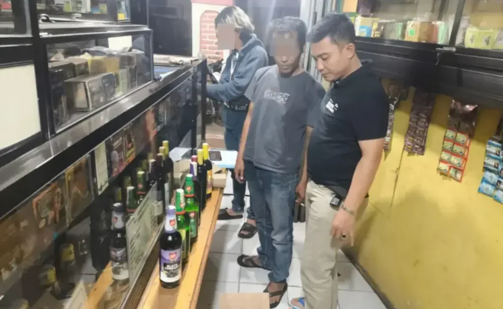 Razia Miras di Tarogong Kaler: Polisi Sita Puluhan Botol, Penjual Tanpa Izin Terancam Sanksi