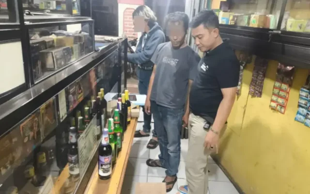 Razia Miras di Tarogong Kaler: Polisi Sita Puluhan Botol, Penjual Tanpa Izin Terancam Sanksi