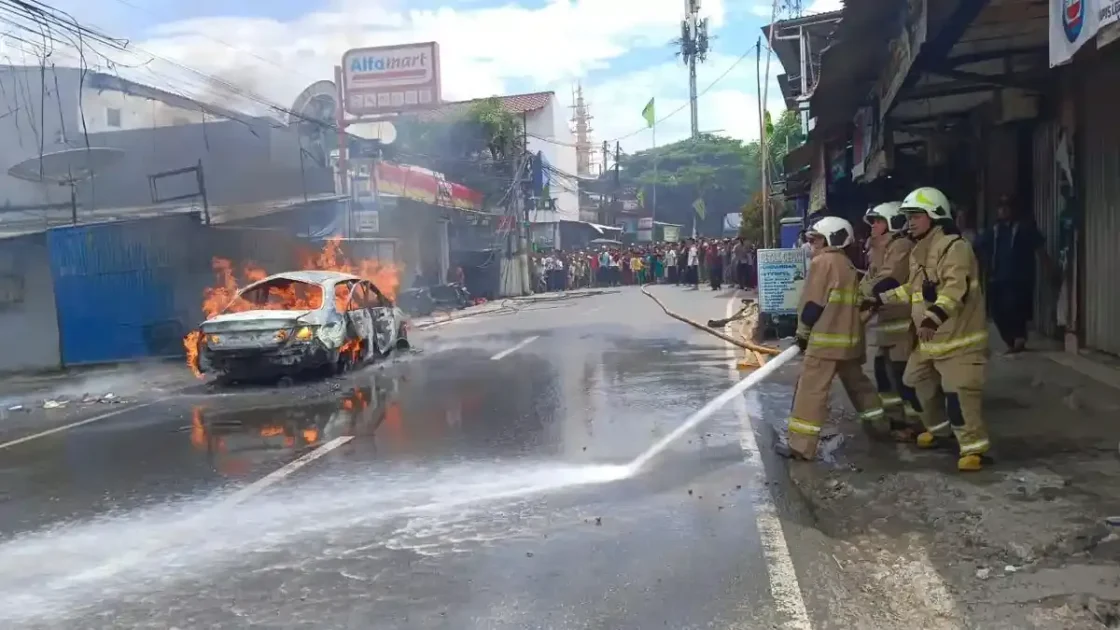 Ngebut ke Lokasi Kebakaran, Mobil Damkar Tabrak Enam Kendaraan di Cakung Jaktim